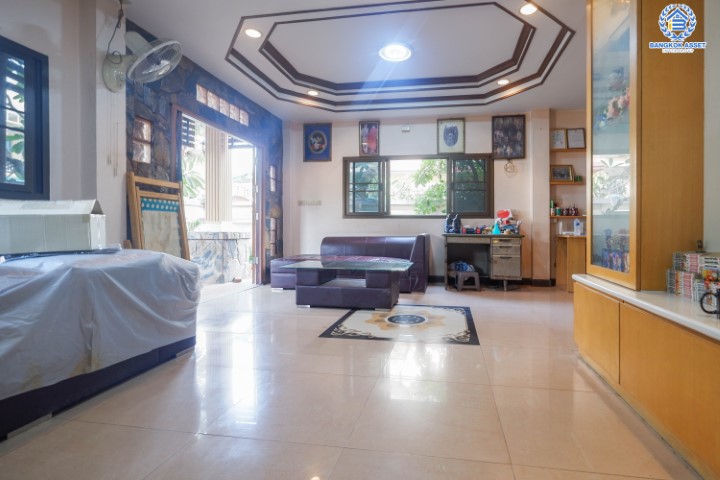 *****บ้านเดี่ยวมือสองย่านกรุงเทพฯ ม.อรุณทอง พุทธมณฑลสาย2 เนื้อที่กว้างขวางมากถึง 114 ตร.ว.  ฟังก์ชัน 6 ห้องนอน 4 ห้องน้ำ ที่จอดรถ 3 คัน บ้านสไตล์ Home Office บนทำเลแห่งการเดินทาง ใกล้รถไฟฟ้าสายสีน้ำเงิน "สถานีบางหว้า" และทางด่วน "ศรีรัช"